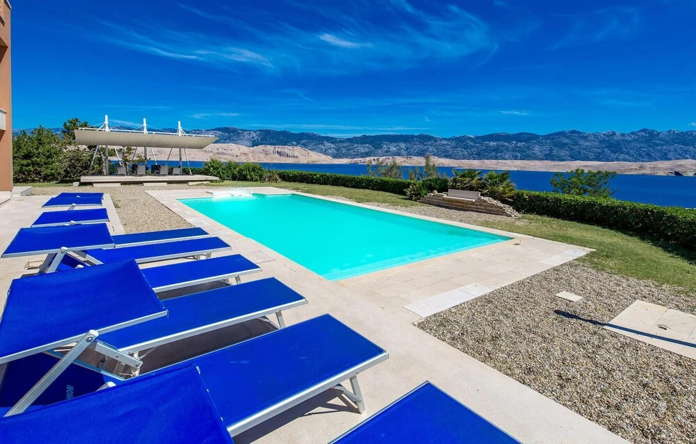 5 Bedroom Awesome Home In Pag