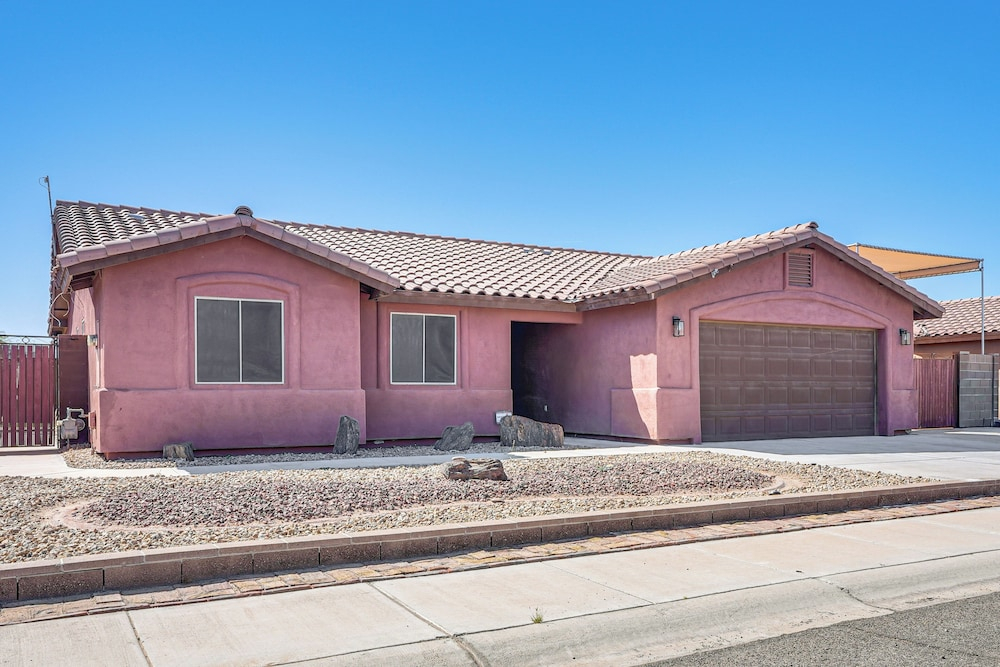 Near Golf Courses: Poolside Paradise in Yuma!