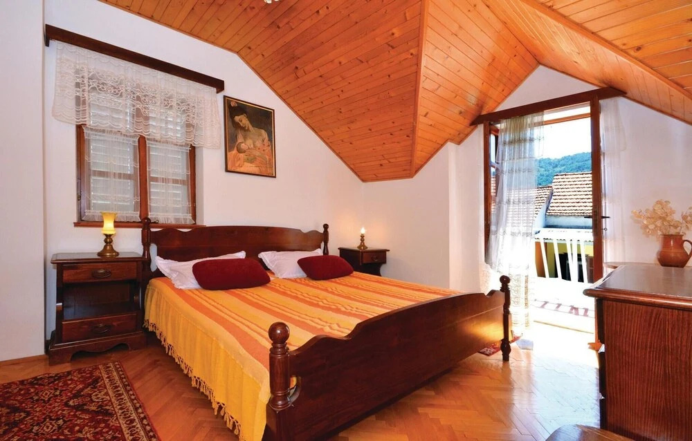 Stunning Home in Stari Grad With Wifi and 3 Bedrooms