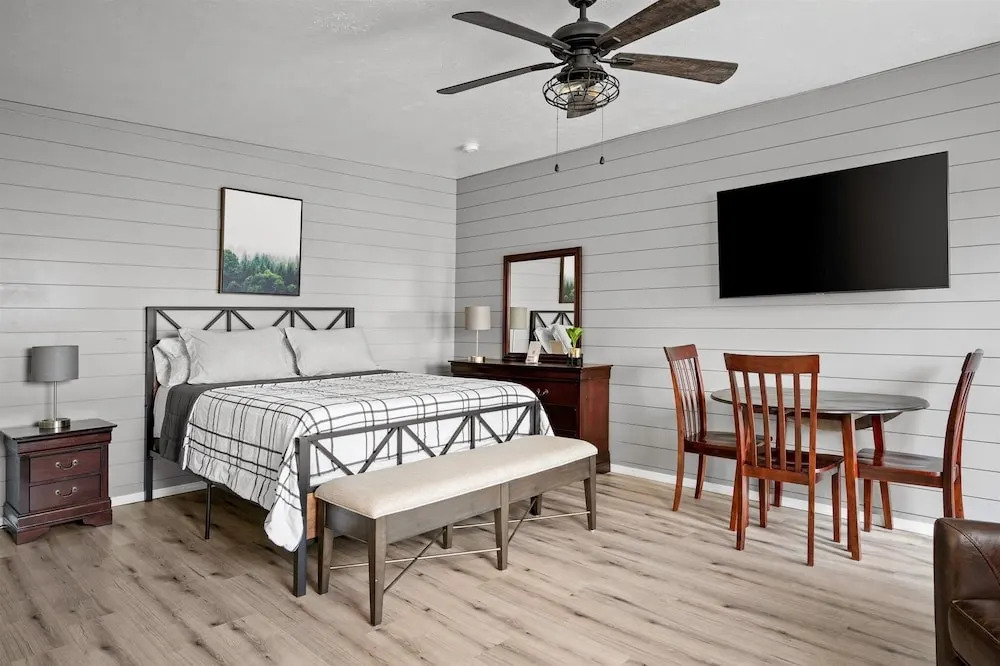 20 Chelsea Place 1 Bedroom Condo by RedAwning