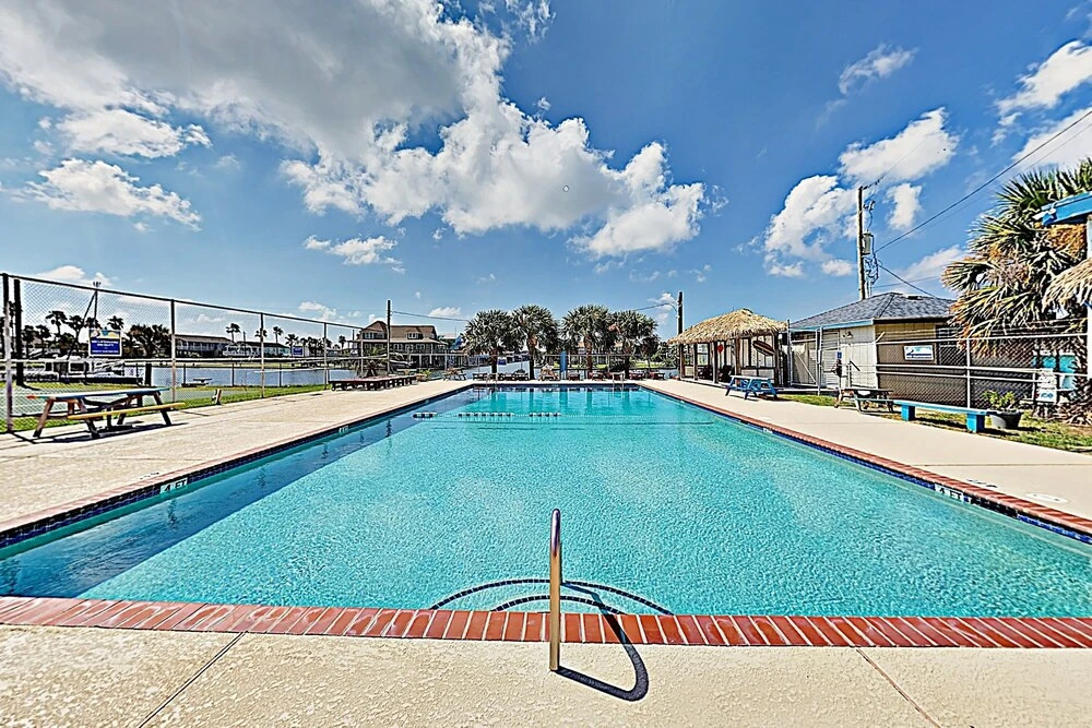 New Listing! Updated Rustic-chic Beach & Bay Haven 3 Bedroom Home