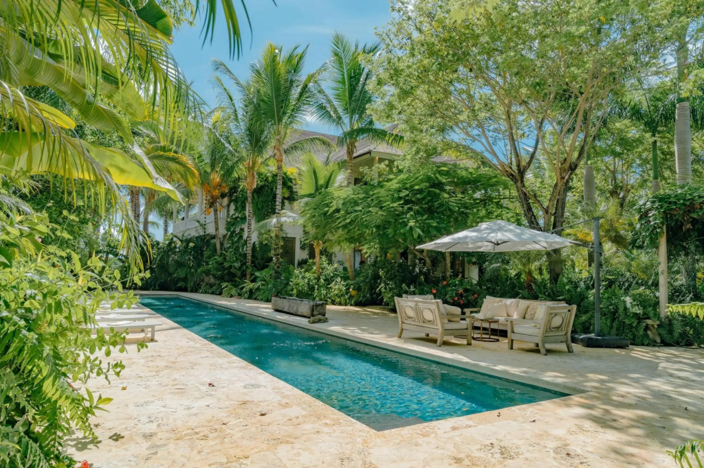 One-of-a-kind Villa With Open Spaces and Amazing Views in Luxury Beach Resort