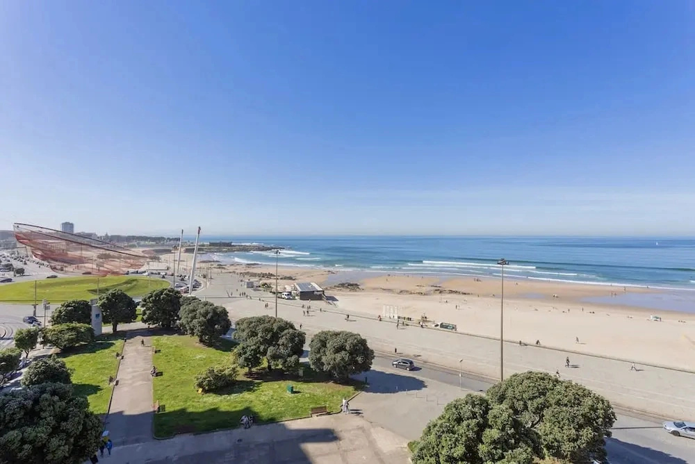 Liiiving in Matosinhos - Seaside Balcony Apartment