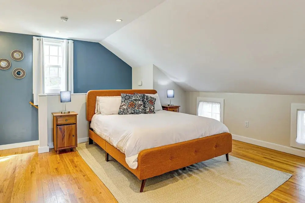 Walk to Coast! Convenient Cottage in Dtwn Madison