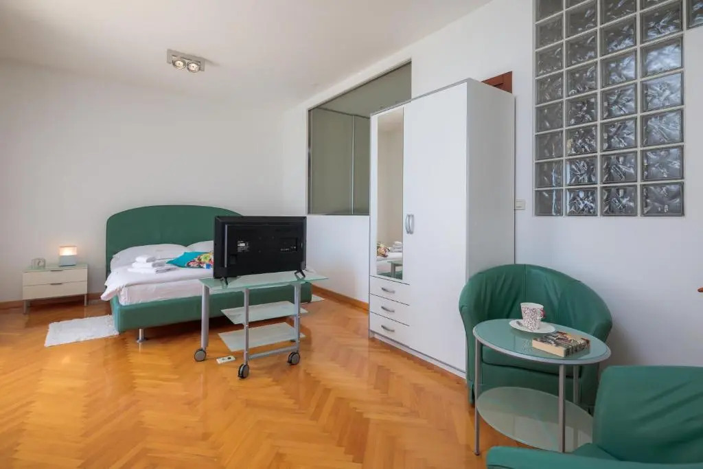 Seaside Apartment Gold 1row