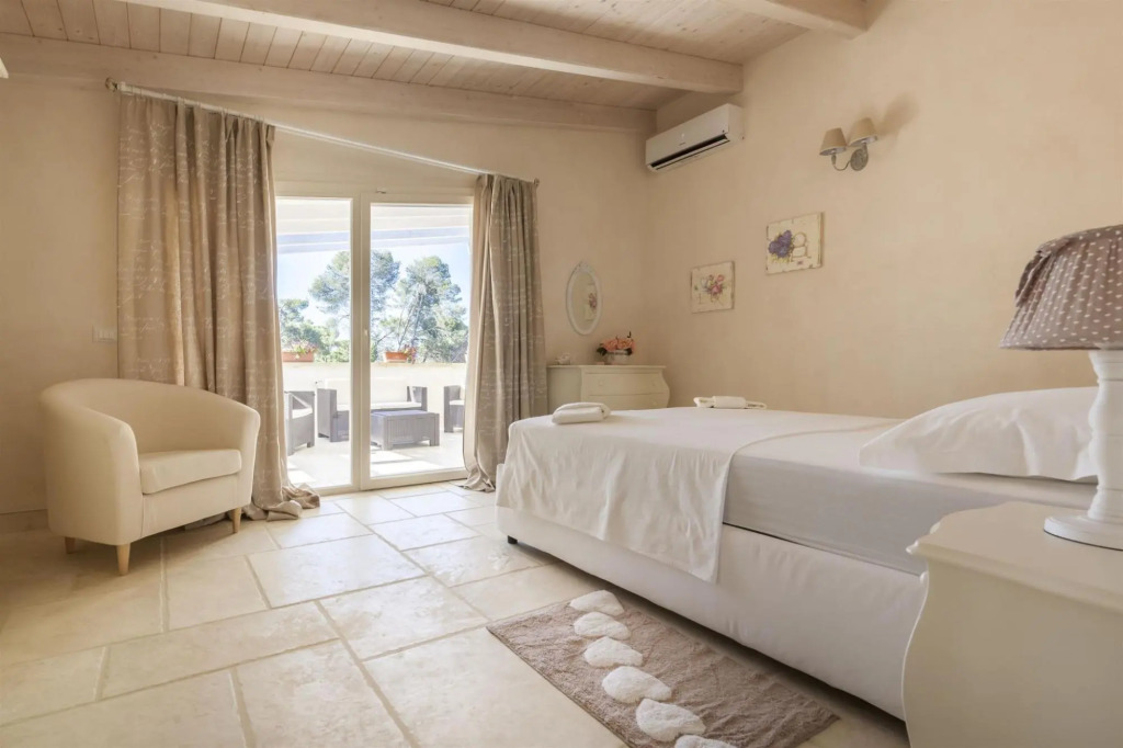 Flat in Villa Reginella with large garden and shared pool just a few minutes from the center of Lecc-Reginella Suite