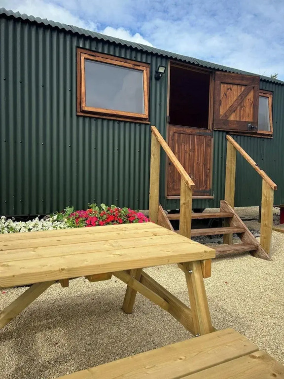 1 Bed Hut - Sleeps 2 - Parking - Smoking