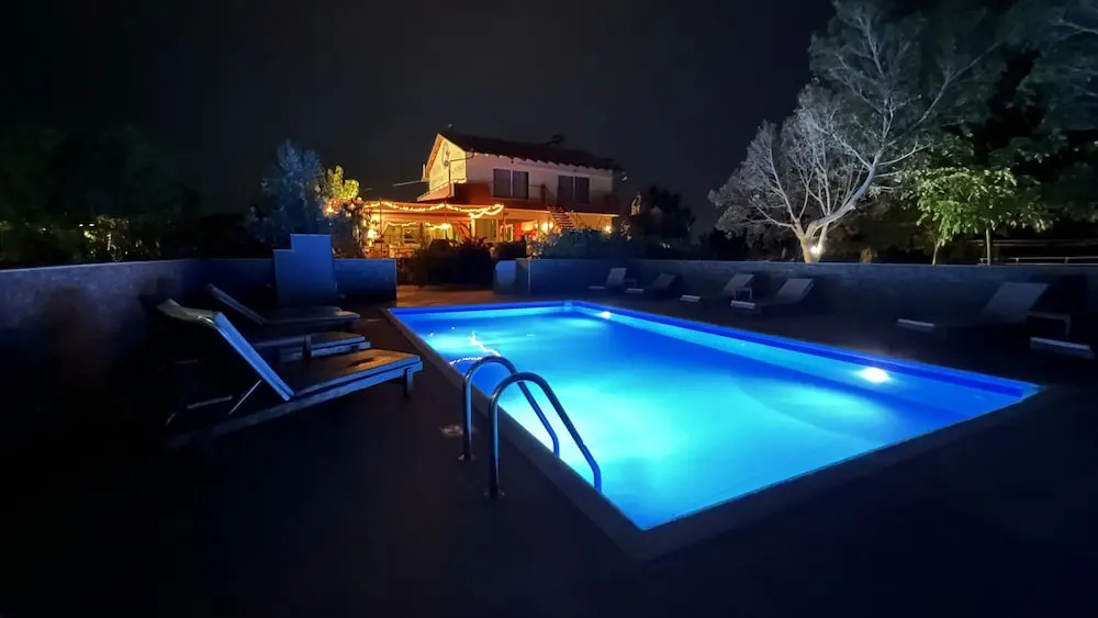 Arion Stables & Apartments