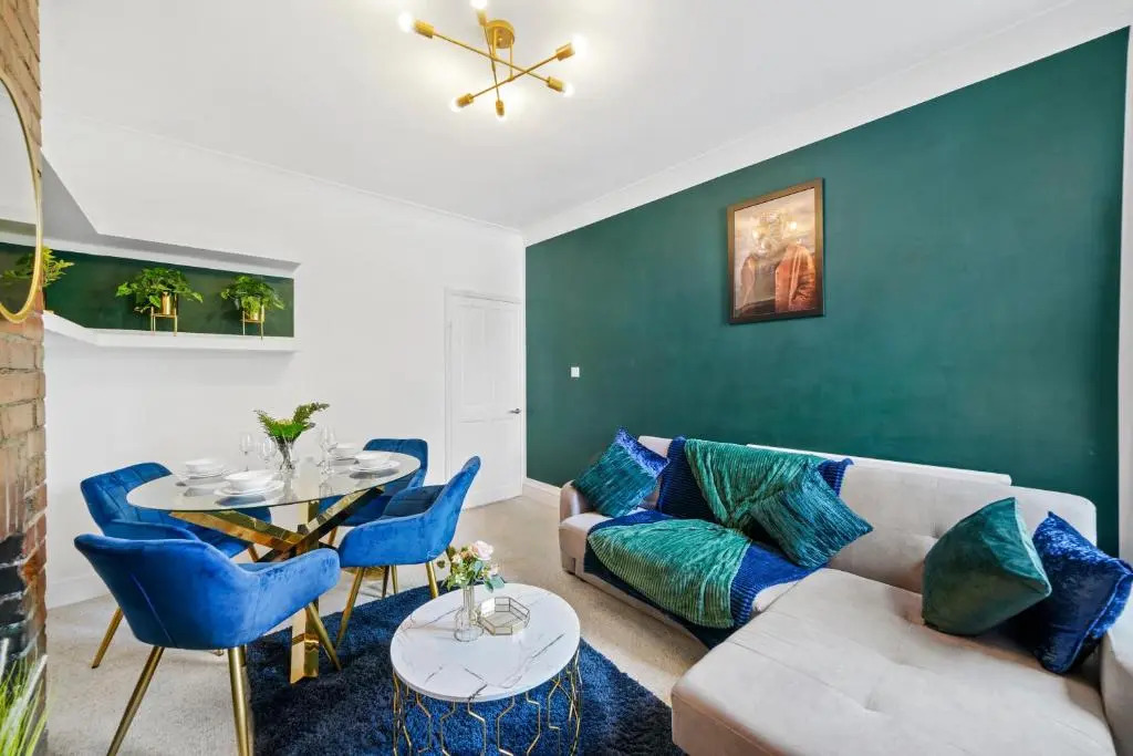Comfortable 2 Bedroom Flat Overlooking the park