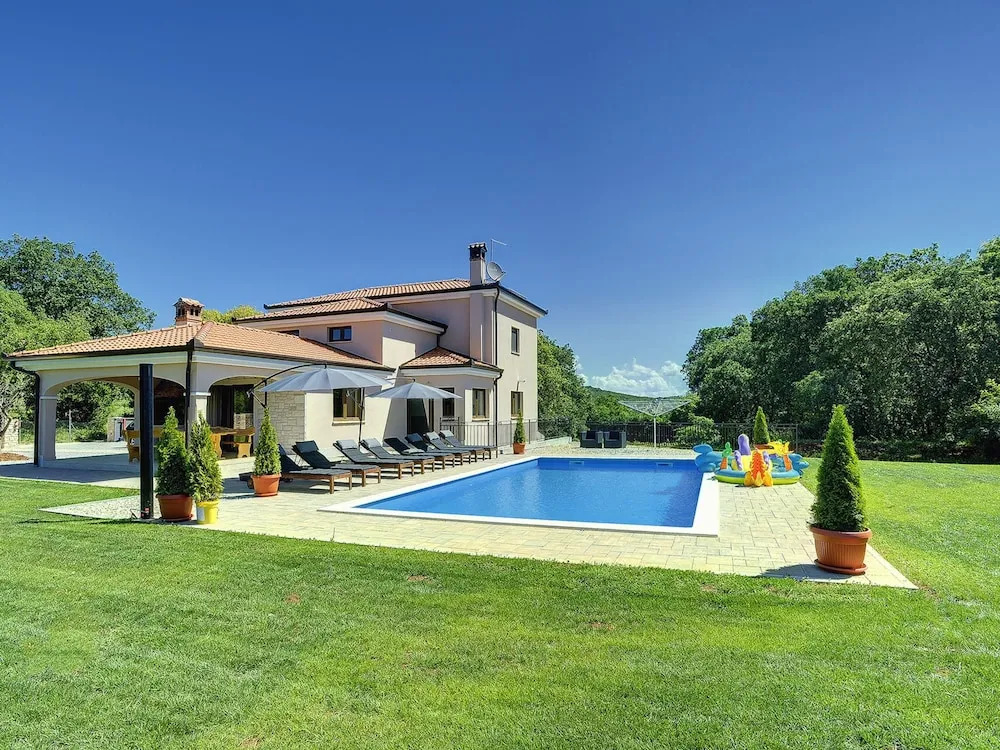 Villa in Rovinj with Private Pool and Sea Nearby
