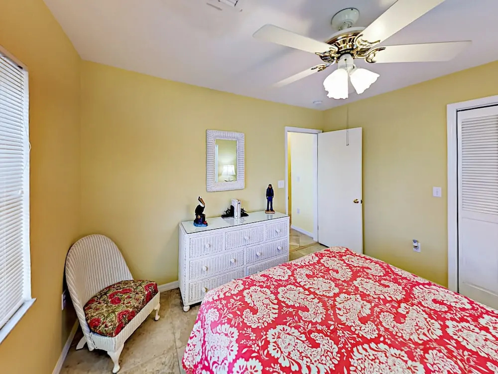 353 Barry Home 6 Bedrooms 4.5 Bathrooms Home