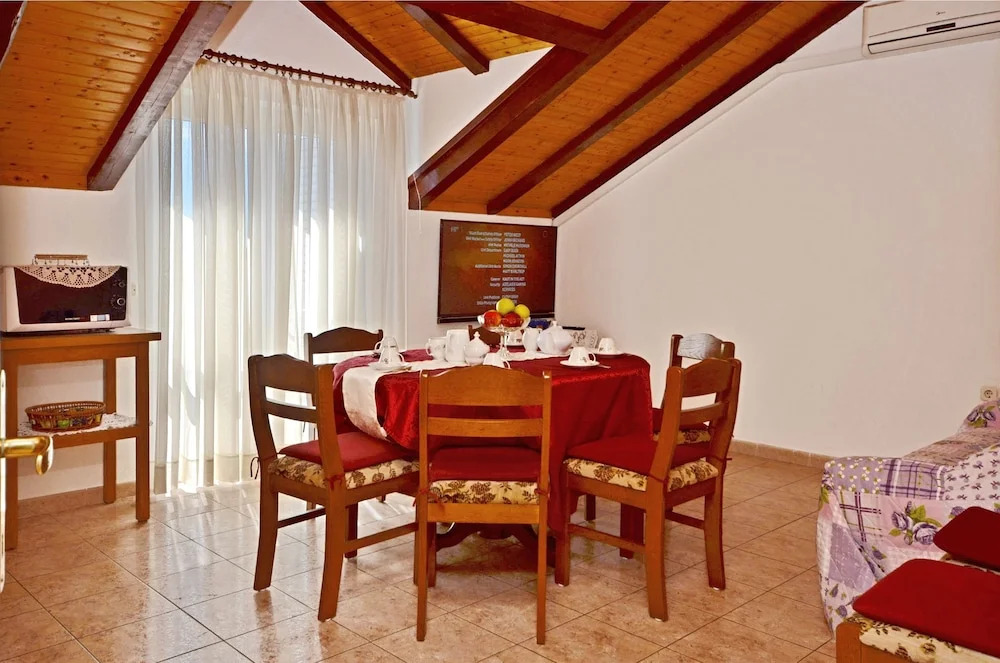 Apartment and Rooms Ive