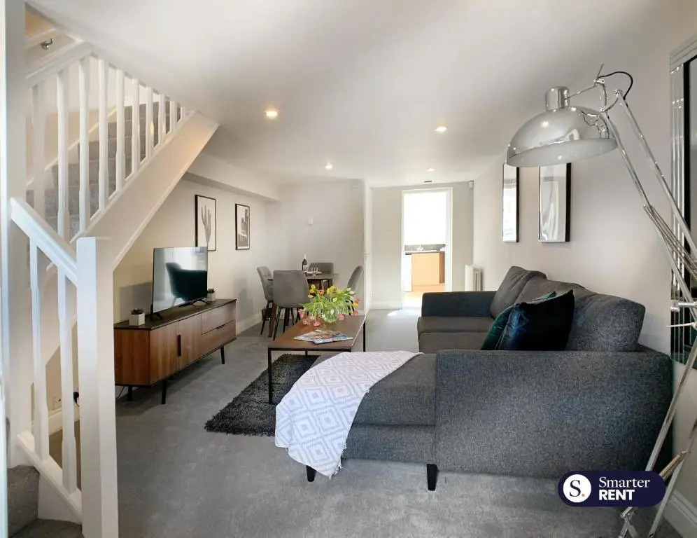 Ascot - Immaculate 2 Bed House with Parking