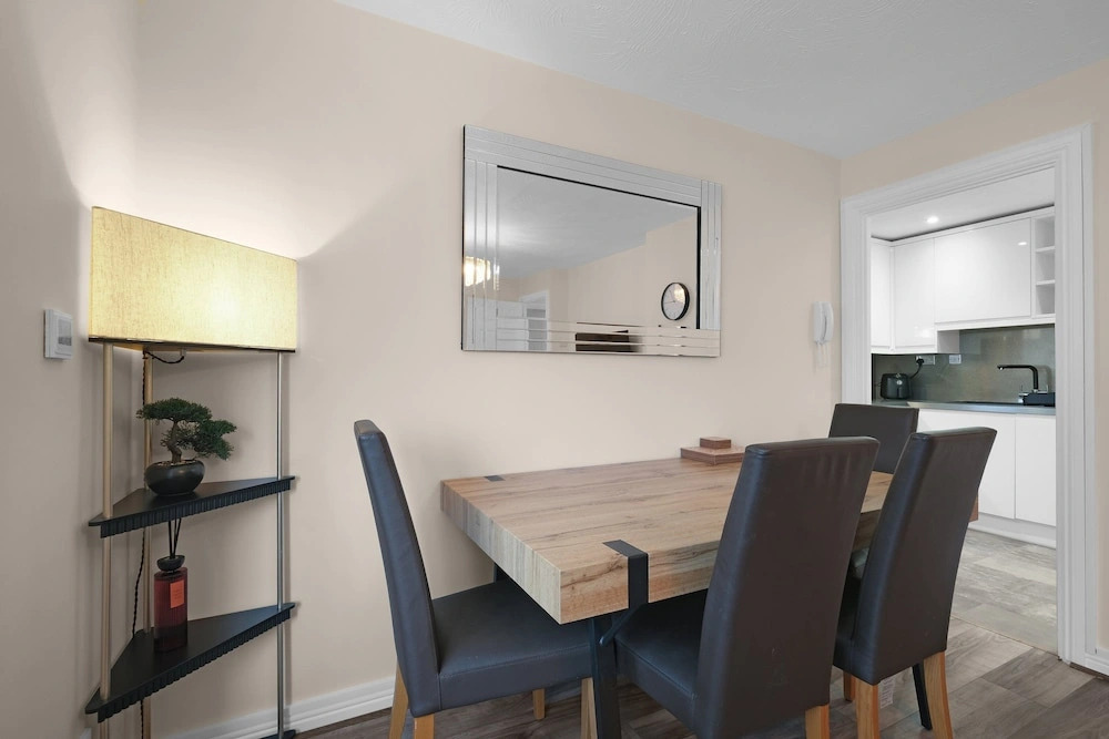Modern 1 Bedroom Apt in Streatham with Parking