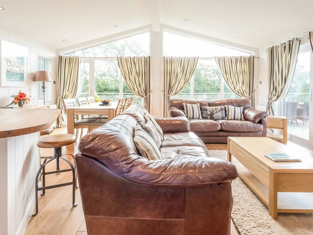 2 Tree Tops, Looe