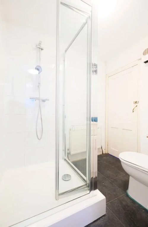 Quiet and Spacious 2-bedroom Flat , Sleeps 4