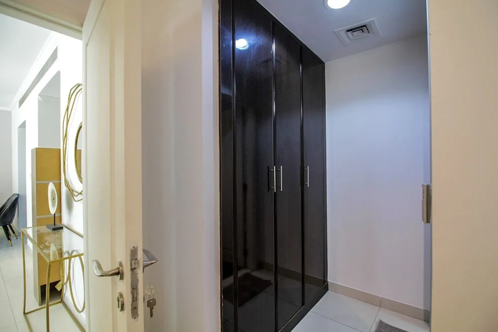 Yogi - Marina Marvel Luxurious 1BR Apt at Al Shera Tower