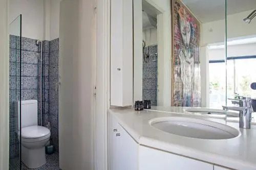 Central Apt Private Balcony & Rooftop Access - CT1
