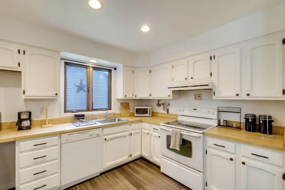 1 Mi to Freer Field: Ashland Home w/ Yard!