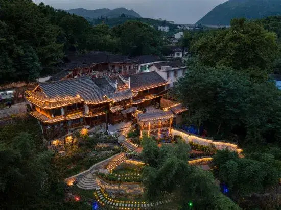 Yongshun County Furong Town Tusi Xuanfu Courtyard Waterfall Guesthouse