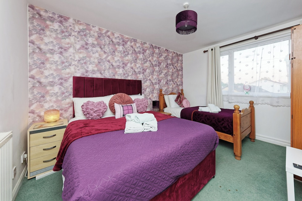 House Sleeps 14 With Enclosed Garden