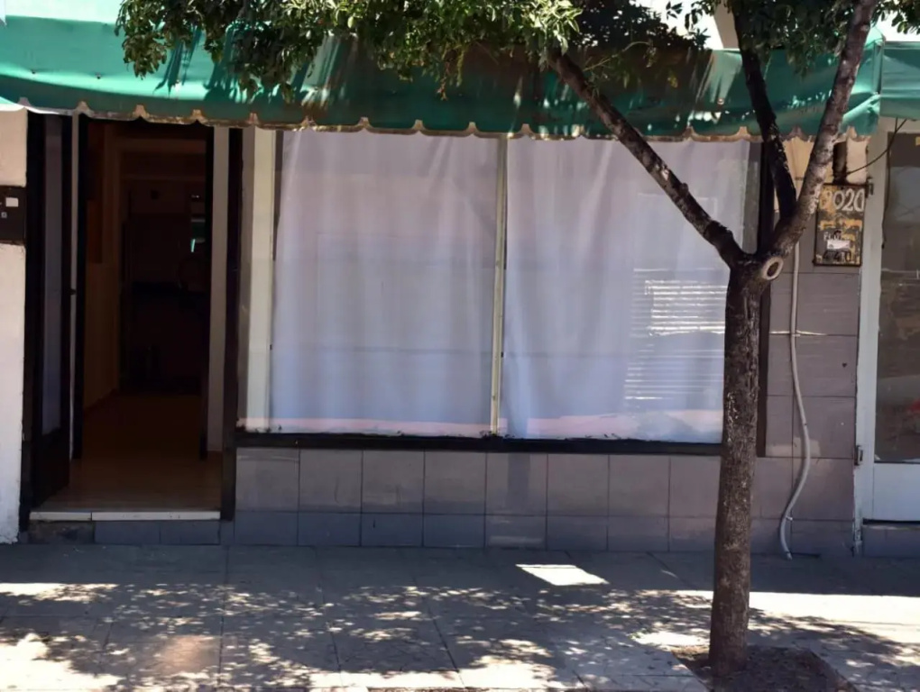 Habitación con oficina a la calle