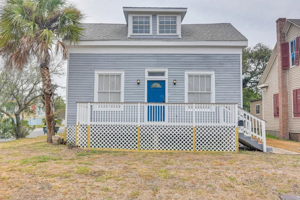 4 Blocks to Beach! Family-friendly Galveston Home