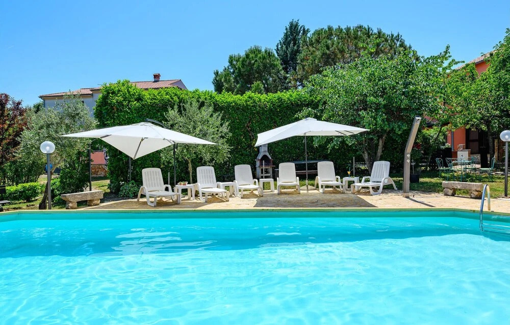 Amazing Apartment in Rovinjsko Selo With Outdoor Swimming Pool, Wifi and 2 Bedrooms