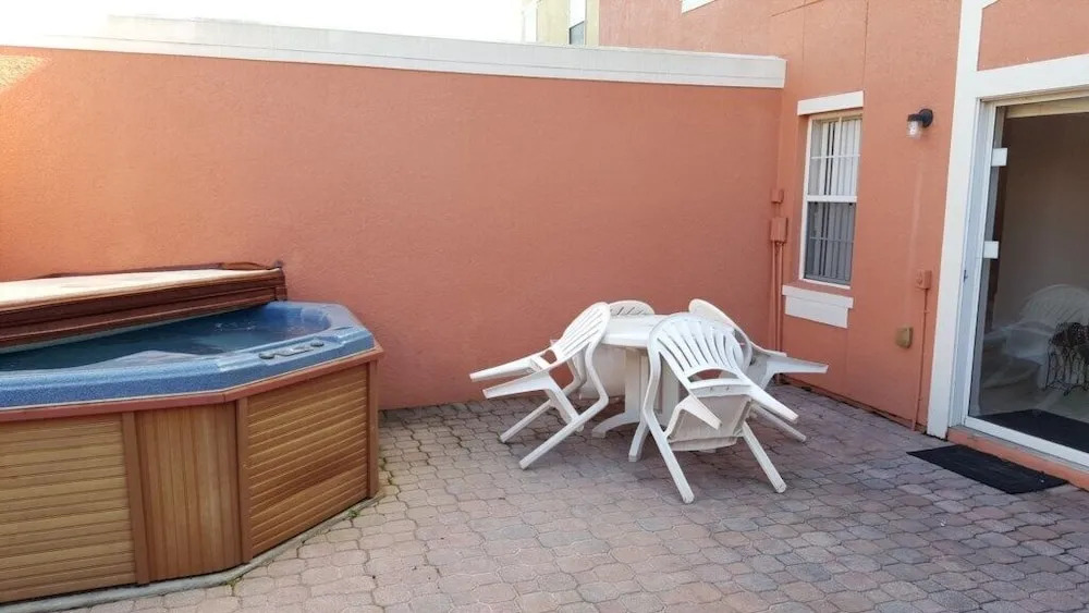 3br, 2.5ba Townhome W/ Sunny Rear Yard 3 Bedroom Townhouse by Redawning