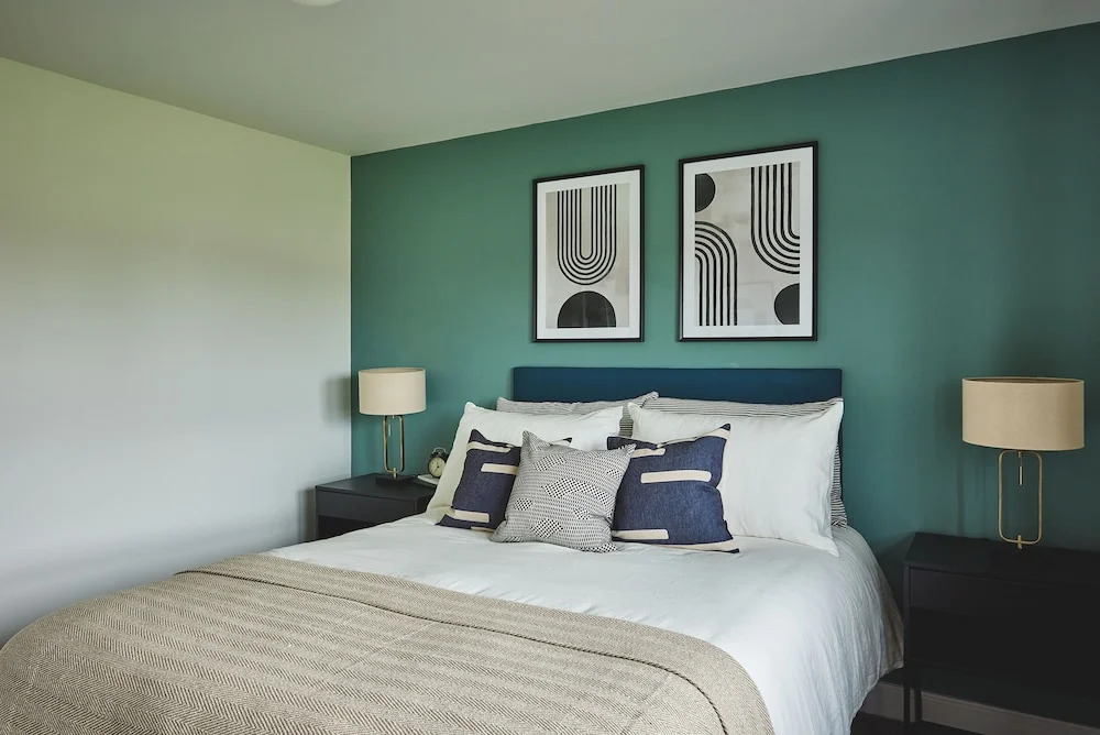Warwick Serviced Home for 8 walking distance to University