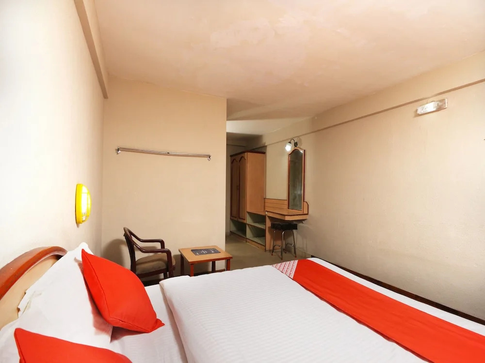 OYO 12956 Royal Hotel