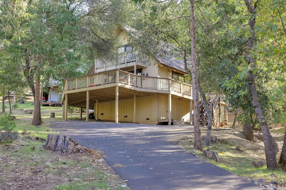 Spacious Groveland Cabin w/ Wraparound Deck!