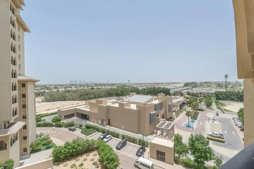 Stylish 1-bedroom Retreat With Pool in Vibrant Jumeirah Golf Estates