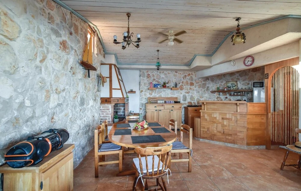 Awesome Home In Sevid