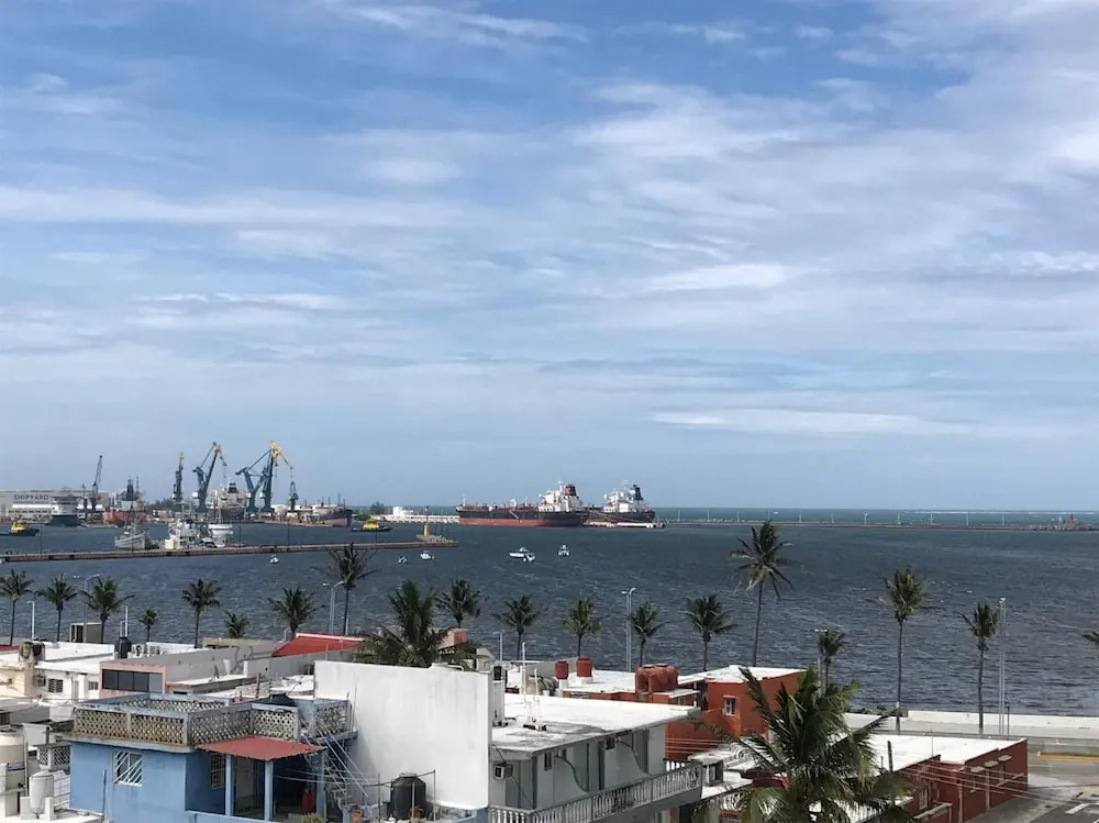 Hotel Dorado a una calle de Playa Regatas y el Malecon