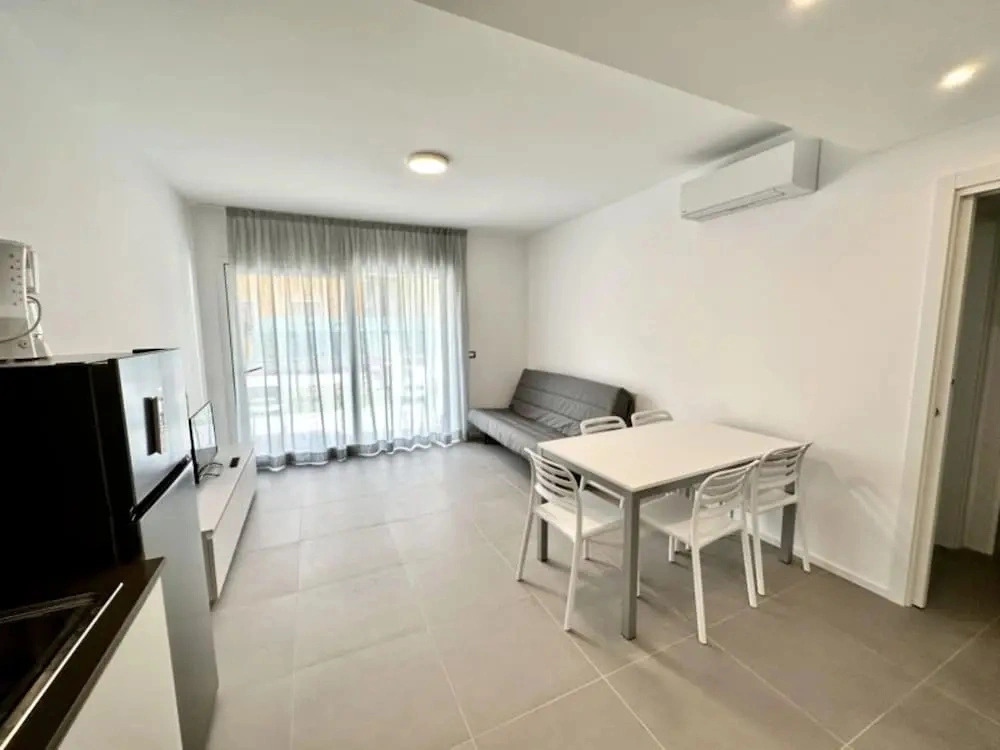 400m Beach Apartment With Pool