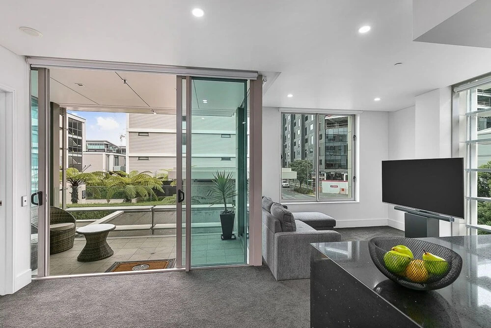 QV Upscale Modern Apt with Parking -965