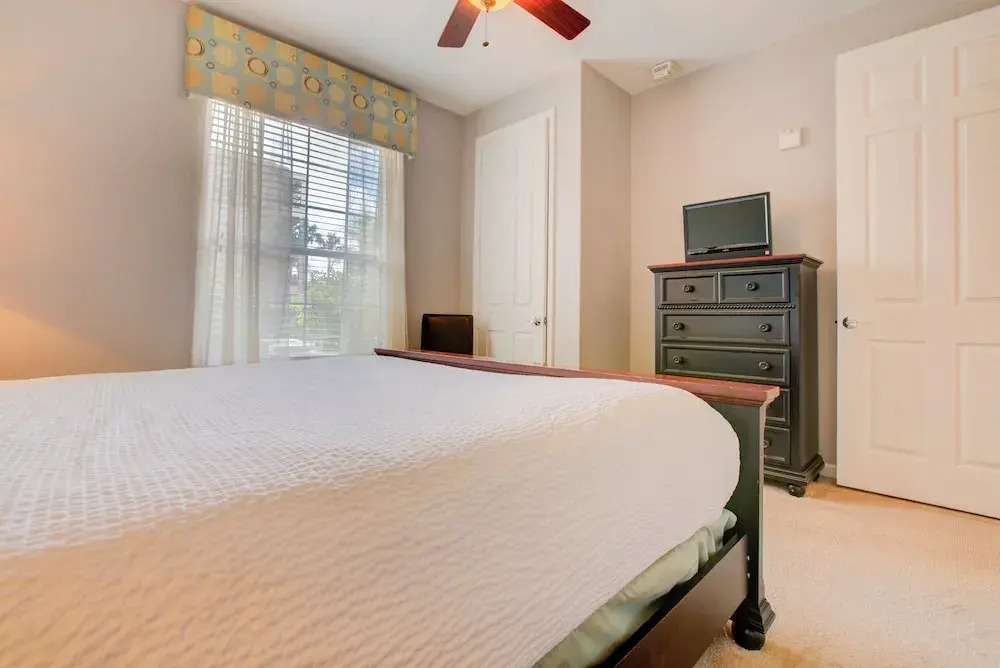 Gorgeous 1st-Floor, End Unit Condo w LAKEVIEW