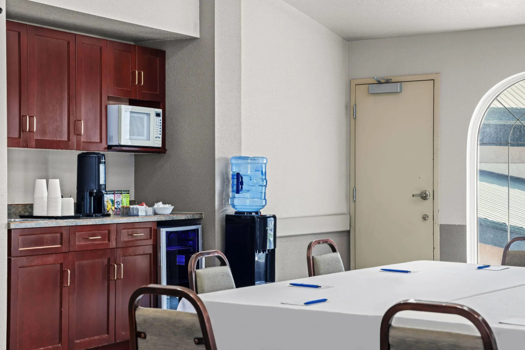 Days Inn & Suites by Wyndham Winkler