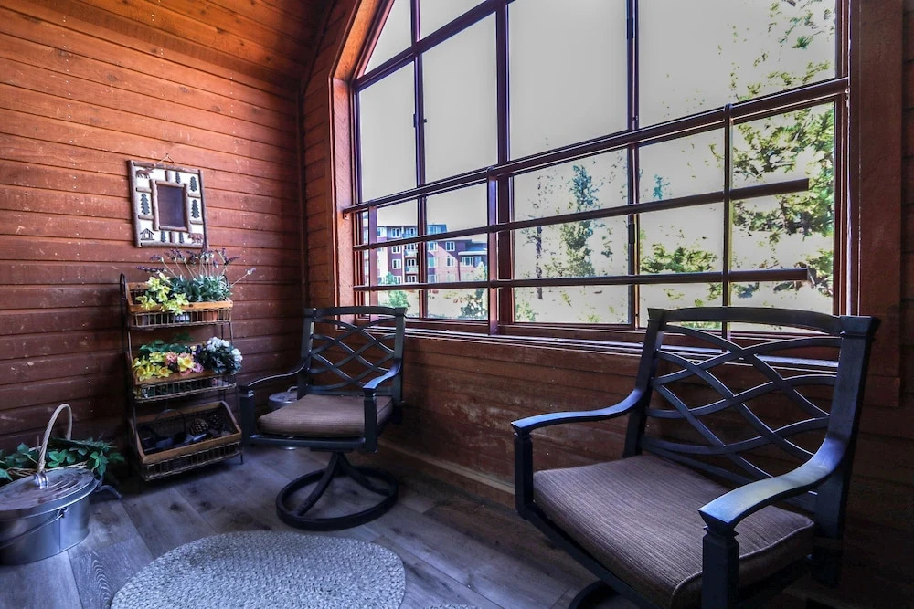 Aspen Creek #306 1 Bedroom Condo by RedAwning