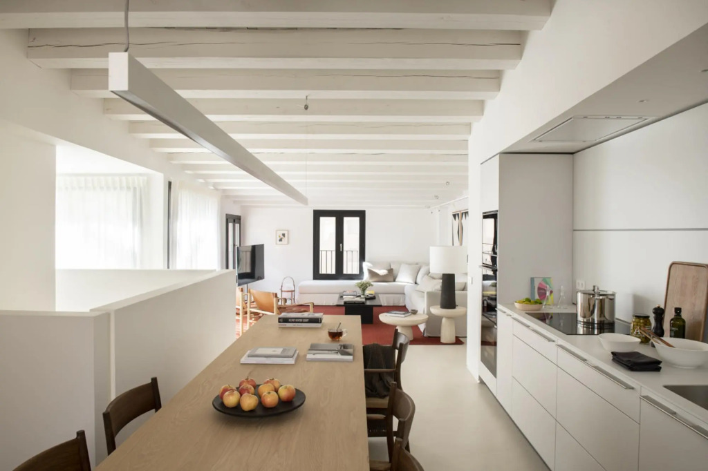 Distinguished apartment with 3 bedrooms, 3 bathrooms and a private terrace with sea views.