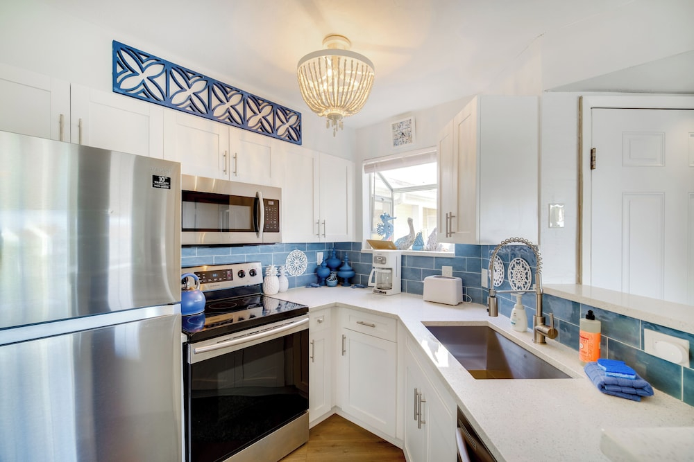 Walk to Canova Beach Park: Couple's Coastal Condo