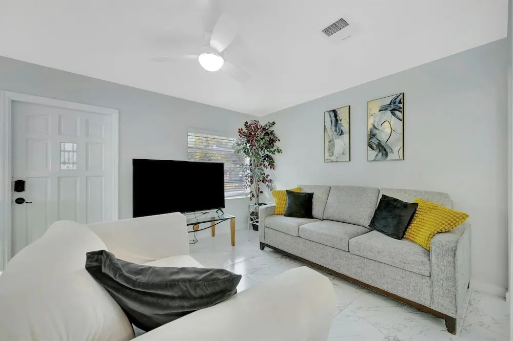 Sleeps 8 Near Busch Gardens With BBQ and Fenced Yard