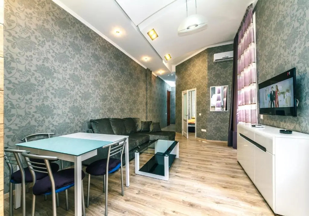 One bedroom. 6 Zankovetskoi St. Near a Khreschatyk