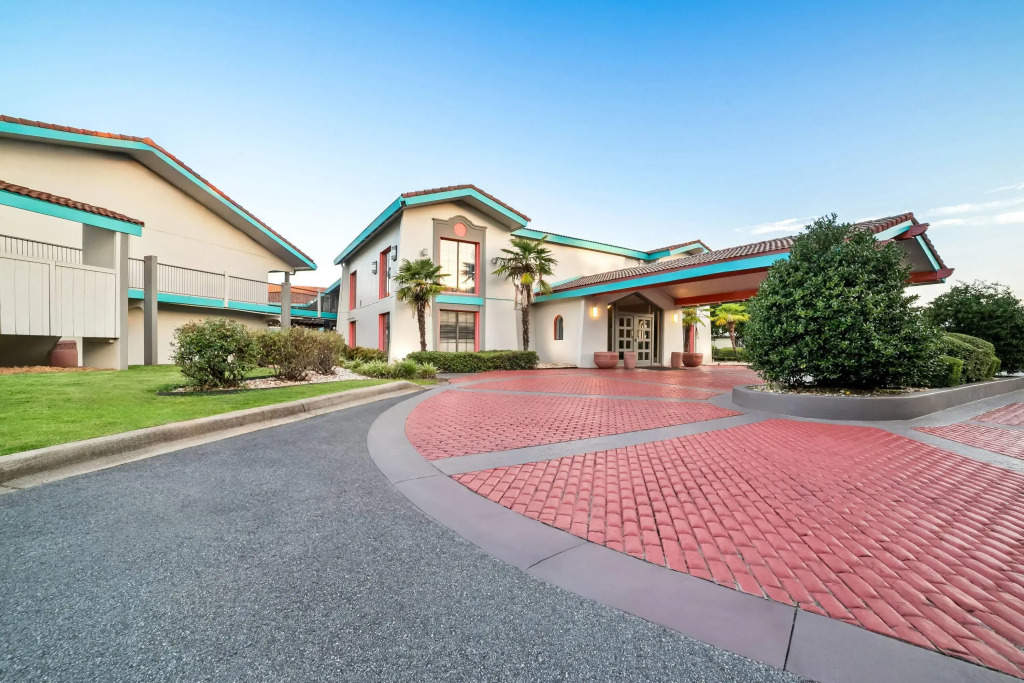 Howard Johnson by Wyndham Columbus Fort Benning