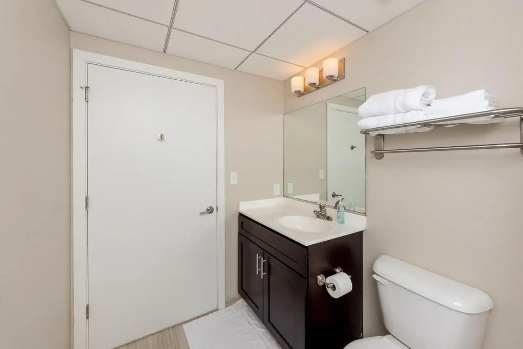 2BR Lux Apartment With Rooftop Deck, Gym & Parking