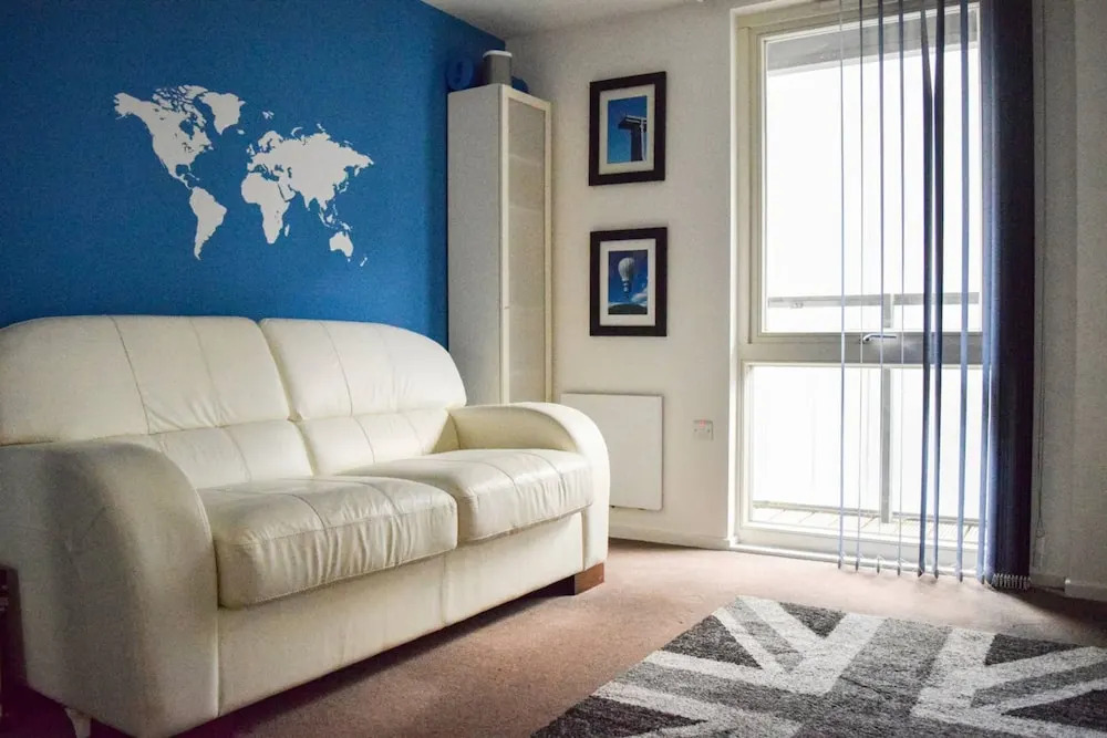 Modern 2 Bedroom Apartment with Balcony On The Canal