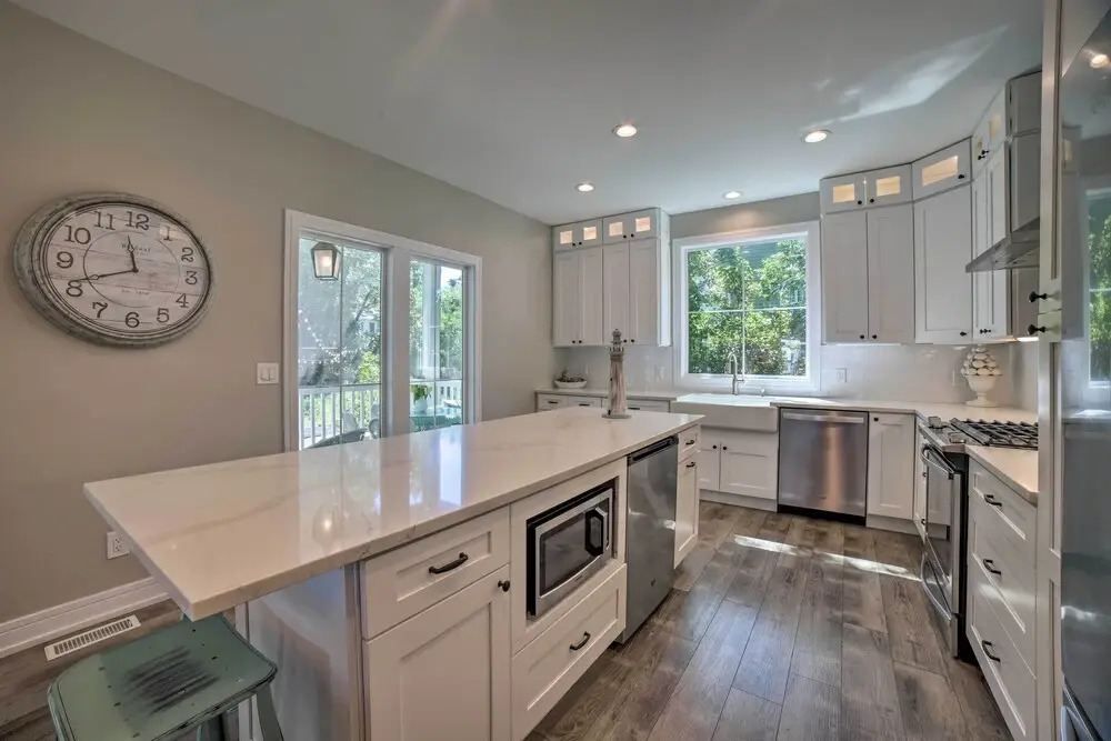 Bright & Airy Home: Chef's Kitchen & Pro Decor!