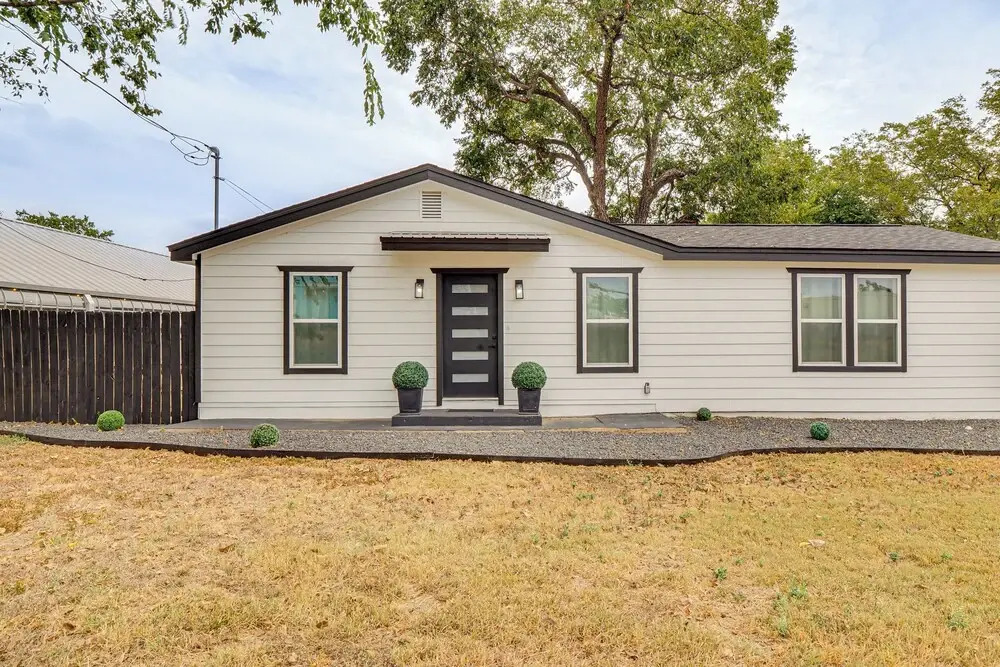 Near Historic Georgetown Square! Updated Home