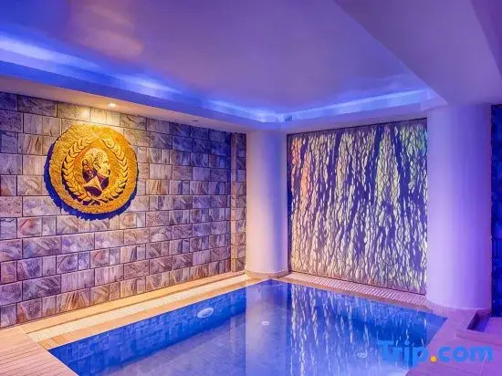 Alexius Pool Apartments